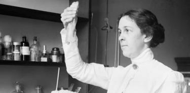 la microbióloga Alice C. Evans (1881-1975).