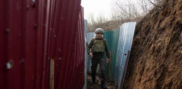 El presidente de Ucrania, Volodomir Zelemski, cisita una trinchera en el frente que separa el territorio controlado por Kiev del de los separatistas prorrusos