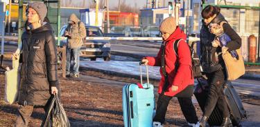 Civiles evacuados de la autproclamadaa república separatista de Donetsk cruzan este sábado 19 de febrero la frontera hacia Rusia a través del paso fronterizo Matveev Kurgan, en Rostov.