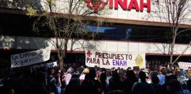 Protesta frente a instalaciones del INAH, realizada a principios de año, por la falta de recursos en la ENAH.