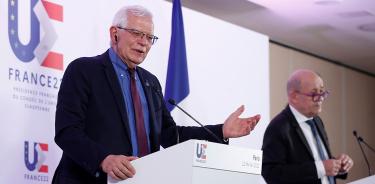 Josep Borrell, jefe de la diplomacia europea, este martes 22 de febrero junto al canciller francés, Jean-Yves Le Drian, en una rueda de prensa en París.