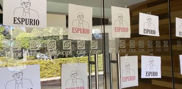 Tras los sucesos, los estudiantes tapizaron la dirección general y aulas con la caricatura de Romero y las palabras “espurio” y “repudio al espurio”.