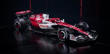 La carrocería es un impresionante pero sutil guiño al pasado, que recuerda los diseños históricos de otros años y el legado de Alfa Romeo y Sauber Motorsport