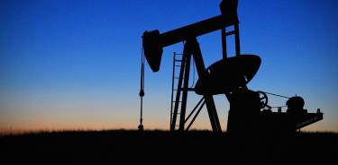 El precio del petróleo intermedio de Texas (WTI) se disparaba más del 11% este martes