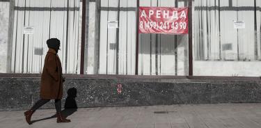 Una mujer rusa camina frente a una tienda cerrada en Moscú, este martes 1 de marzo de 2022.