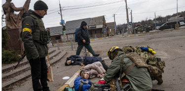 Cadáveres de civiles que trataban de huir con sus maletas del bombardeo ruso sobre la ciudad de Irpin, a 25 kilómetros de Kiev (The New York Times)