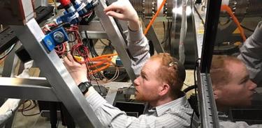 El físico del LLNL, James Mitrani, configura detectores de centelleo para medir neutrones en el dispositivo Fusion Z-Pinch Experiment (FuZE) de la Universidad de Washington.
