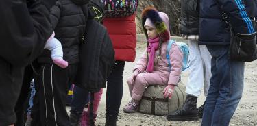 Una niña descansa mientras un grupo de refugiados ucranianos cruza hacia Moldavia, este martes 8 de marzo de 2022 en la localidad de Palanca.