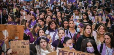 Manifestantes participan este martes en la marcha de conmemoración del Día Internacional de la Mujer, en Montevideo.