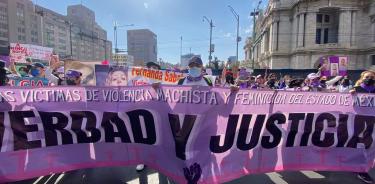 Mauricio Sabalsa, con pancarta pidiendo justicia por su hija.