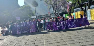 La agrupación Científicas Mexicanas durante la marcha del 8 de marzo en la Ciudad de México.