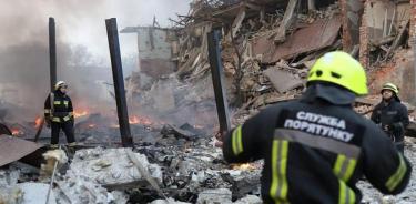 Ataques aéreos destruyen edificios el distrito Novokadatskyi de Dnipro