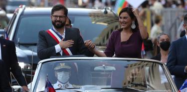El presidente de Chile, Gabriel Boric, y la secretaria del Interior, Izkia Siches, en su recorrido hacia el Palacio de la Moneda, este viernes 11 de marzo de 2022 en Santiago tras la investidura.