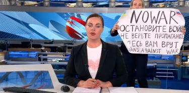 Marina Ovsianikova, durante su protesta en la televisión pro-Kremlin, este lunes.