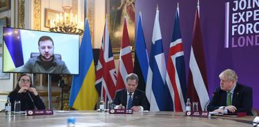 Volodímir Zelenski, se dirige por videoconferencia al primer ministro británico, Boris Johnson, y a varios otros líderes del norte de Europa durante una conferencia de seguridad, este martes en Londres.