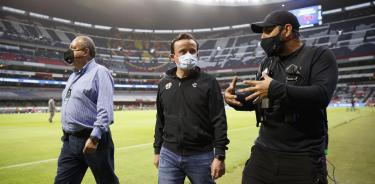 En foto de archivo, Mikel Arriola recorre la cancha del Estadio Azteca previo a un partido