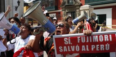 Simpatizantes del expresidente Alberto Fujimori se manifiestan hoy frente al Tribunal Constitucional en Lima