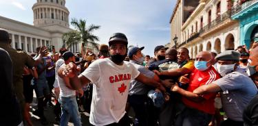 Policías arrestan a manifestantes que protestan el 11 de julio de 2021 contra el régimen cubano frente al Capitolio en La Habana.