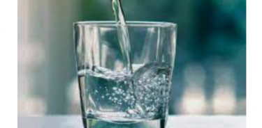 Beber al menos 8 vasos de agua simple al día, ayuda a mantener una adecuada hidratación del cuerpo y un buen funcionamiento del organismo