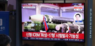 Personas en Seúl ven las noticias sobre el lanzamiento del misil interncontinental norcoreano, este jueves 24 de marzo de 2022.