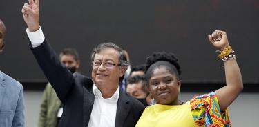 Gustavo Petro, este viernes 25 de marzo, junto a su compañera de fórmula, Francia Márquez, tras inscribir su candidatura presidencial en Bogotá.