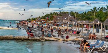 El exceso de turistas ha provocado que las playas de Islas como Holbox, luzcan llenas de camastros e infraestructura de clubes.