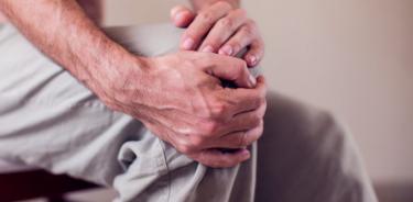 La artritis de rodilla erosiona gradualmente el cartílago encargado de amortiguar el impacto entre los huesos de las articulaciones.