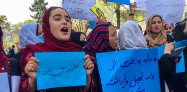 Maestras afganas protestan este sábado 26 de marzo de 2022 en Kabul contra el cierre indefinido de escuelas femeninas ordenado por los talibanes.