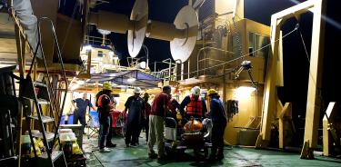 Científicos de la Universidad Nacional Autónoma de México (UNAM) y de la Universidad de Kioto, a bordo del buque 'El Puma', participan de una expedición para rescatar unos sismómetros en aguas del Océano Pacifico.