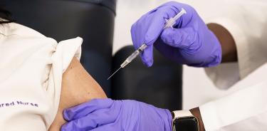 Una persona recibe una dosis de la vacuna anticovid de Pfizer-BioNTech, en Nueva York, EU, en una fotografía de archivo.