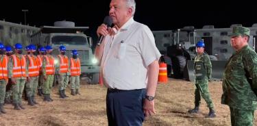 El presidente Andrés Manuel López Obrador durante su visita a un campamento de ingenieros militares que participarán en las obras del Tren Maya y al Nuevo Aeropuerto de Tulum.
