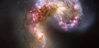 Las Galaxias Antena son un ejemplo de una galaxia con estallido estelar que se produce a partir de la colisión de NGC 4038/NGC 4039.