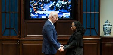 El presidente de EU, Joe Biden, felicita a la jueza Ketanjin Brown Jackson, luego de que el Senado la confirmara para la Suprema Corte, este jueves 7 de abril de 2022 en la Casa Blanca, Washington.