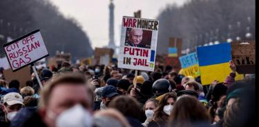 Manifestación en Berlín contra la guerra de Putin en Ucrania y para exigir que Alemania deje de comprar gas ruso