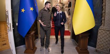 El presidente ucraniano, Volodímir Zelenski, y la presidenta de la Comisión Europea, Ursula von der Leyen, durante la visita de la UE a Kiev, este viernes 8 de abril de 2022.
