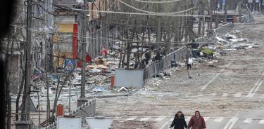 Habitantes de la asediada ciudad de Mariupol en busca de alimentos