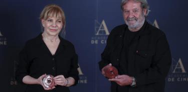 El actor cubano Jorge Perugorría y la actriz argentina Cecilia Roth posan con su reconocimiento.