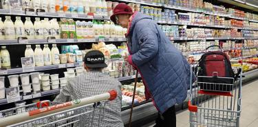 Personas compran productos lácteos en un supermercado de Moscú, en una imagen de archivo.