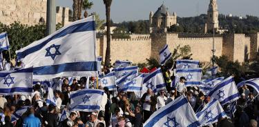 Israelíes ondean banderas nacionales durante una protesta contra los atentados contra judíos en Jerusalén, este miércoles 20 de abril de 2022.