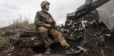 Un soldado ucraniano guarda su posición cerca de la ciudad de Horlivka, en Donetsk, este viernes 22 de abril de 2022.