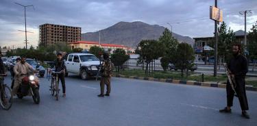 Talibanes montan un control en una carretera de Kabul después de un ataque con bomba, este viernes 22 de abril.