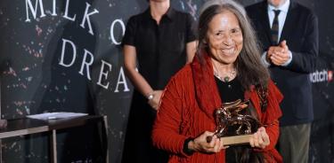 La artista chilena Cecilia Vicuña recibió el León de Oro a la trayectoria. Foto: