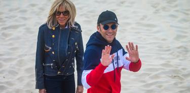 Emmanuel Macron y su esposa Brigitte pasean este sábado 23 de abril por la playa de Le Touquet, en el norte de Francia.