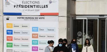 Ciudadanos franceses residentes en Madrid acuden hoy domingo al Liceo Francés a depositar su voto para las elecciones presidenciales que se celebran en el país galo.