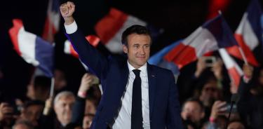 Emmanuel Macron celebra ante sus seguidores en los Campos de Marte de París para celebrar su victoria electoral, este domingo 24 de abril.