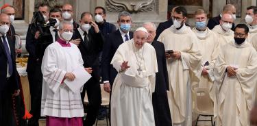 El papa Francisco, este domingo 24 de abril de 2022, durante su misa del domingo de la Divina Misericordia en la basílica de San Pedro del Vaticano.