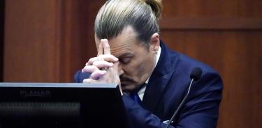Depp hizo una gesto de vergüenza mientras se reproducían las grabaciones, mientras Heard parecía luchar para contener las lágrimas.