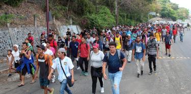 Migrantes de diferentes nacionalidades caminan en caravana pacíficamente por las principales avenidas de la ciudad de Tapachula en Chiapas