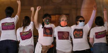 Mujeres atacadas con acido protestan en Palacio Nacional