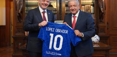El presidente de la FIFA y el presidente de la República Mexicana platicaron por dos horas en Palacio Nacional
